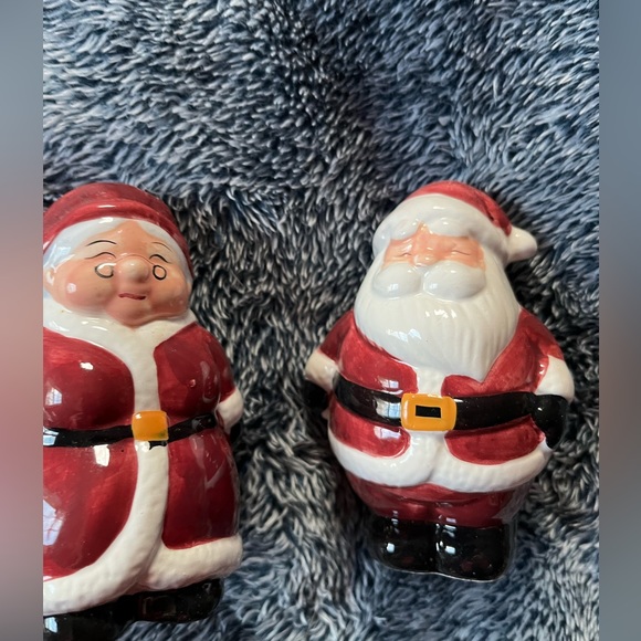 Santa and Mrs. Claus salt and pepper shakers - Picture 4 of 7